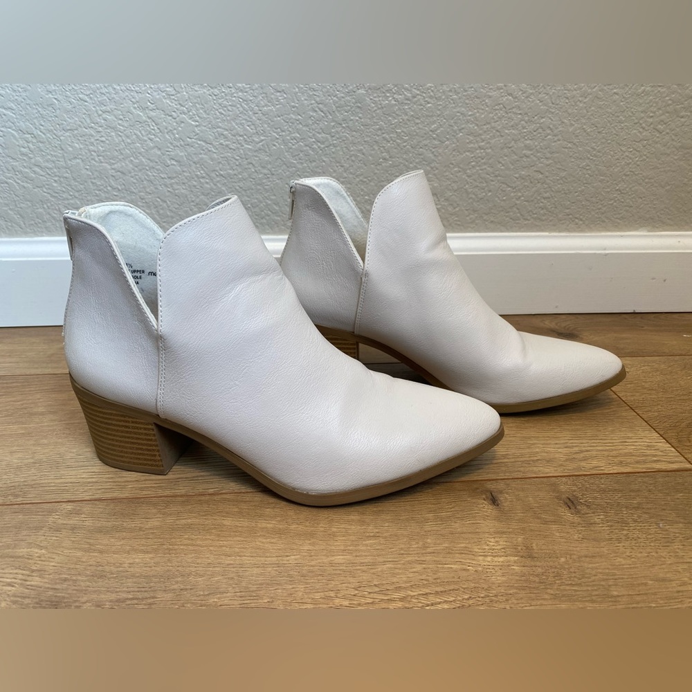 Me Too Shana White Western Booties